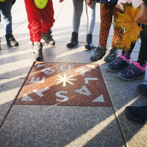 Ekskursija vaikams apie Vilnių Ekskursija vaikams apie Vilnių. Darželinukai stovi prie Katedros aikštės plytelės „Stebuklas“