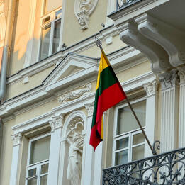 Valstybingumo kelias. Trispalvės istorija. Lietuvos valstybinė vėliava, trispalvė, iškelta Lietuvos nepriklausomybės akto Signatarų namų balkone Vilniaus senamiestyje.