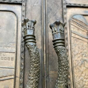 Ekskursija paaugliams apie Vilniaus legendas Paslaptingos į gyvates panačios Vilniaus universiteto bibliotekos paminklinių durų rankenos.