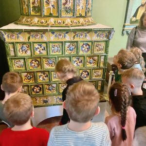 Ekskursija vaikams po Valdovų rūmus Pradinukai mokiniai ekskursijos metu apžiūri spalvotą renesansinę koklinę krosnį Valdovų rūmų muziejuje