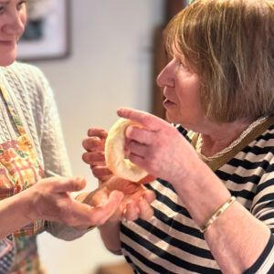 Litvakiškų beigelių gaminimo edukacija Virėja Riva Portnaja veda litvakiškų beigelių gaminimo edukaciją
