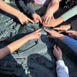 Vaikai tyrinėja Vilniaus pilių maketą Pradinukai mokiniai ekskursijoje apie Vilniaus pilis tyrinėja Vilniaus pilių maketą. Makete pavaizduotos 16 amžiaus Vilniaus pilys.